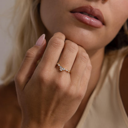 Anillo curvo de diamantes en forma de pera