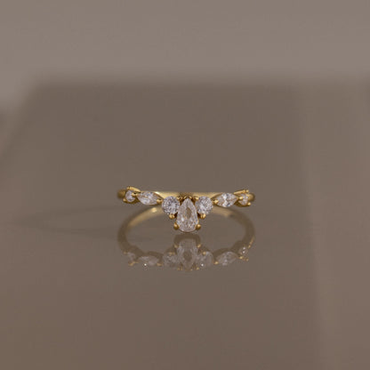 Anillo curvo de diamantes en forma de pera