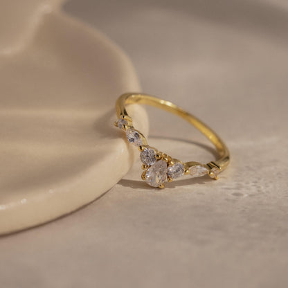 Anillo curvo de diamantes en forma de pera