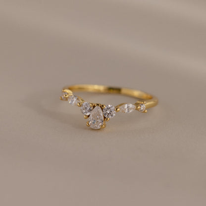 Anillo curvo de diamantes en forma de pera