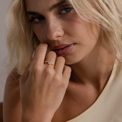 Anillo curvo de diamantes en forma de pera