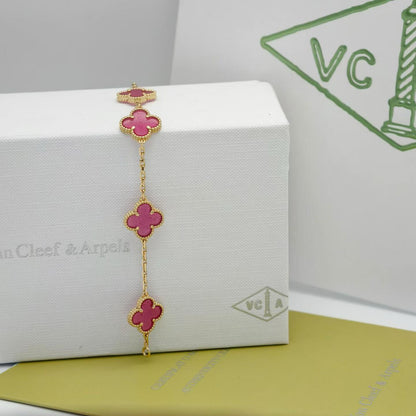 [Bloom] PULSERA DE PORCELANA ROSA CON ESMALTE DE TRÉBOL CON 5 MOTIVOS 
