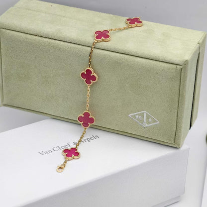 [Bloom] PULSERA DE PORCELANA ROSA CON ESMALTE DE TRÉBOL CON 5 MOTIVOS 