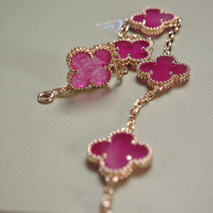 [Bloom] PULSERA DE PORCELANA ROSA CON ESMALTE DE TRÉBOL CON 5 MOTIVOS 