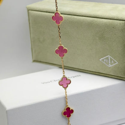 [Bloom] PULSERA DE PORCELANA ROSA CON ESMALTE DE TRÉBOL CON 5 MOTIVOS 