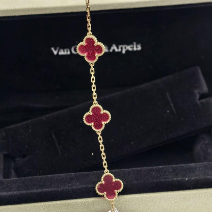 [Bloom] PULSERA DE PORCELANA ROSA CON ESMALTE DE TRÉBOL CON 5 MOTIVOS 