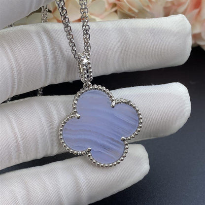 [LUXE] COLLAR DE TRÉBOL GRANDE DE PLATA Y CALCEDONIA