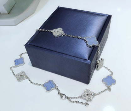 [LUXE] COLLAR DE PLATA CON DIAMANTES Y CALCEDONIA CON 10 MOTIVOS DE TRÉBOL