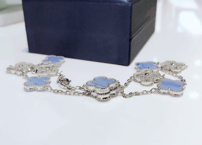 [LUXE] COLLAR DE PLATA CON DIAMANTES Y CALCEDONIA CON 10 MOTIVOS DE TRÉBOL