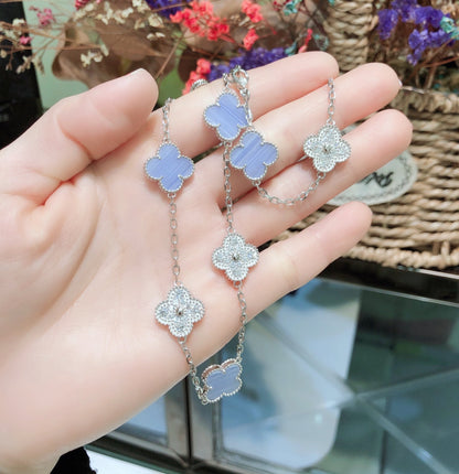 [LUXE] COLLAR DE PLATA CON DIAMANTES Y CALCEDONIA CON 10 MOTIVOS DE TRÉBOL