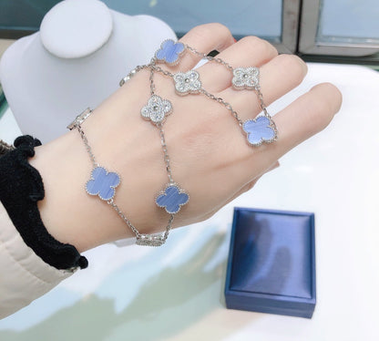 [LUXE] COLLAR DE PLATA CON DIAMANTES Y CALCEDONIA CON 10 MOTIVOS DE TRÉBOL