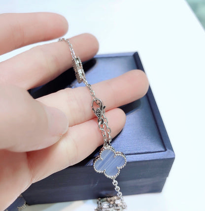 [LUXE] COLLAR DE PLATA CON DIAMANTES Y CALCEDONIA CON 10 MOTIVOS DE TRÉBOL