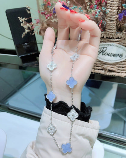[LUXE] COLLAR DE PLATA CON DIAMANTES Y CALCEDONIA CON 10 MOTIVOS DE TRÉBOL